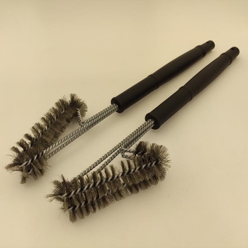 Set de perie pentru grătar cu mâner din plastic și peri din oțel; include spatulă, furculiță și clips pentru cuțit