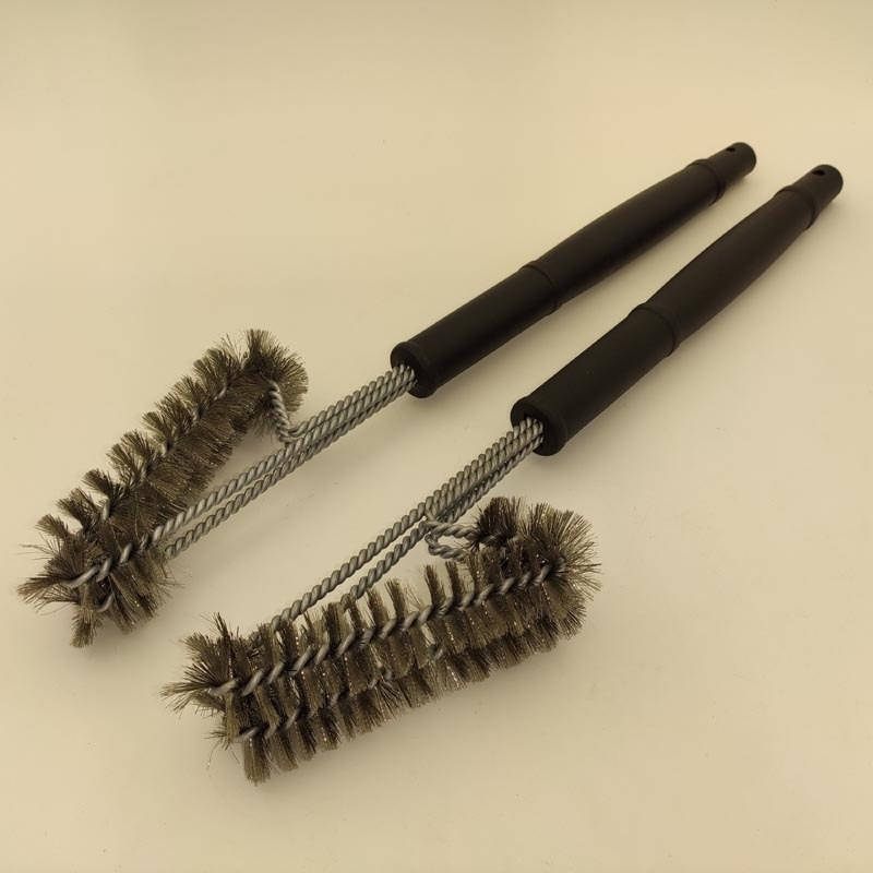 Set de perie pentru grătar cu mâner din plastic și peri din oțel; include spatulă, furculiță și clips pentru cuțit