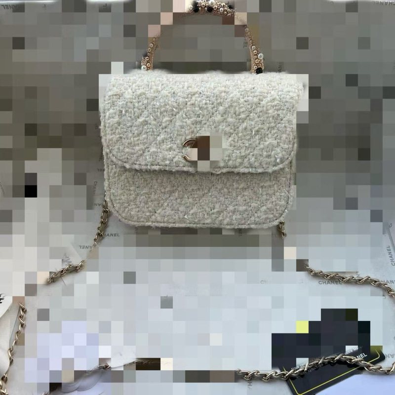 Ženska torbica s romboidnim uzorkom i preklopom, od prave kože, lančani remen, mala veličina, nosi se na rame ili kao crossbody