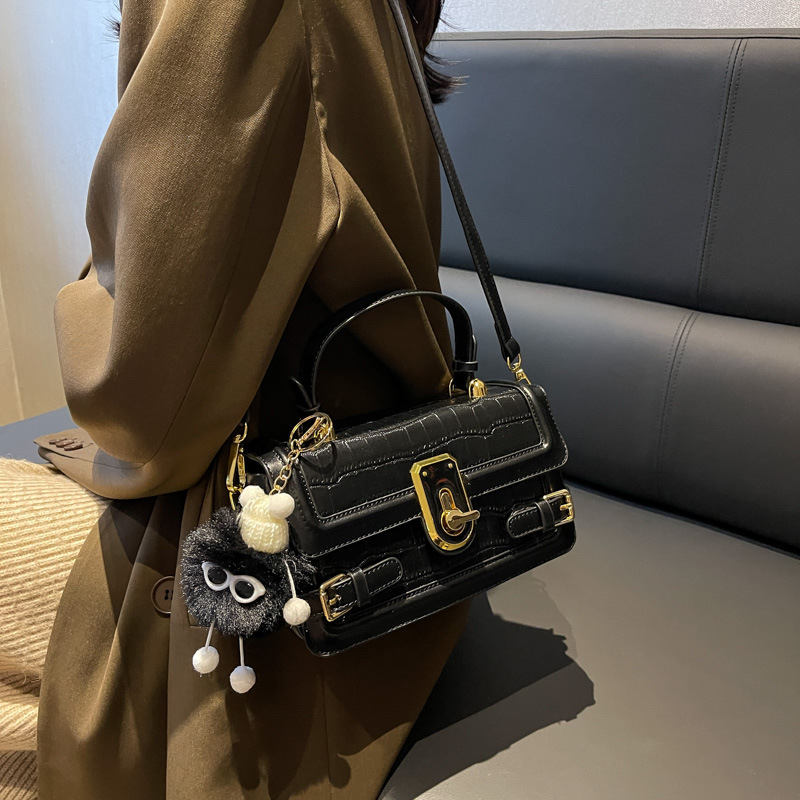 Moderna crossbody torba, mala kvadratnog oblika, za svakodnevnu upotrebu