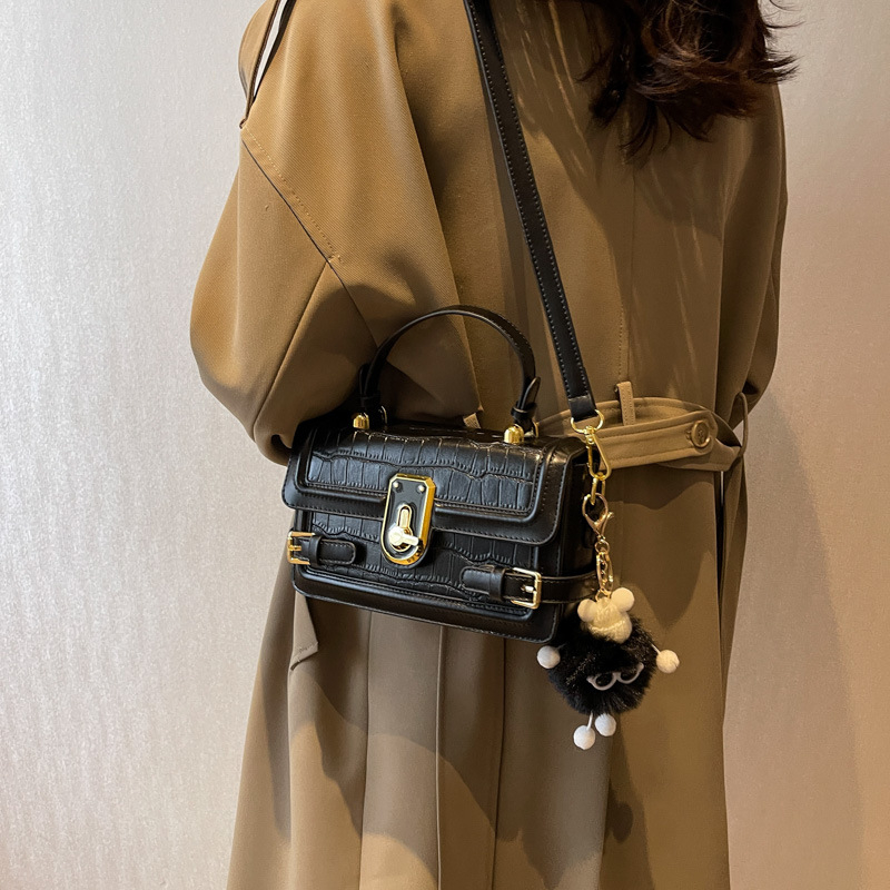 Moderna crossbody torba, mala kvadratnog oblika, za svakodnevnu upotrebu