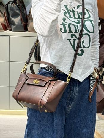Ženska torbica od prve sloje goveđe kože, oblik mašne, crossbody torba, prava koža, srednje veličine, lagana i moderna