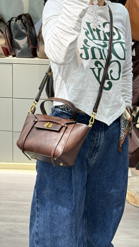 Ženska torbica od prve sloje goveđe kože, oblik mašne, crossbody torba, prava koža, srednje veličine, lagana i moderna