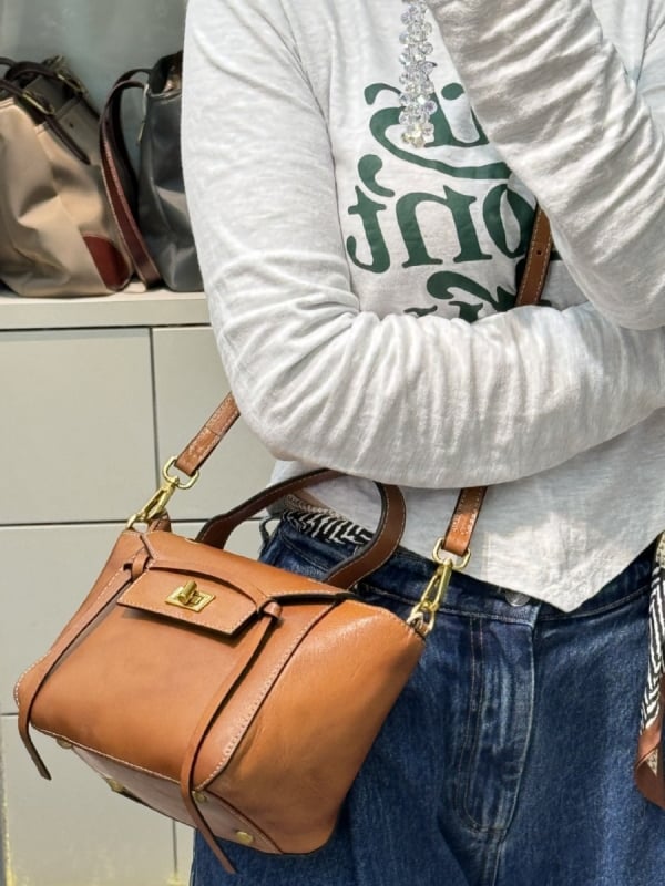 Ženska torbica od prve sloje goveđe kože, oblik mašne, crossbody torba, prava koža, srednje veličine, lagana i moderna