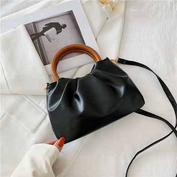 Cloud torba, ženska crossbody s plisiranim detaljima, mala kvadratna torba s drvenom ručkom, PU materijal