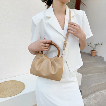 Cloud torba, ženska crossbody s plisiranim detaljima, mala kvadratna torba s drvenom ručkom, PU materijal