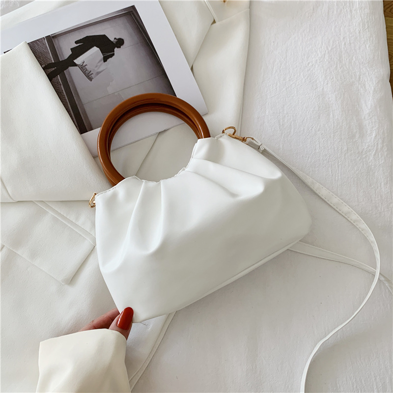 Cloud torba, ženska crossbody s plisiranim detaljima, mala kvadratna torba s drvenom ručkom, PU materijal