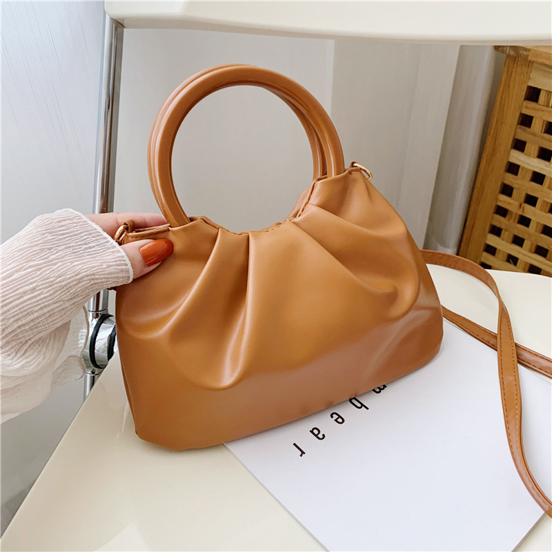 Cloud torba, ženska crossbody s plisiranim detaljima, mala kvadratna torba s drvenom ručkom, PU materijal