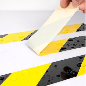 Bandă de avertizare BOPP, negru-galben, îngroșată, fără praf, cu aderență puternică, fără reziduuri, pentru marcarea suprafețelor la trecerea de pietoni tip zebra, personalizabilă