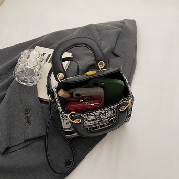 Ženska crossbody torbica s premium teksturom, kvadratnog oblika, PU koža, model 2025