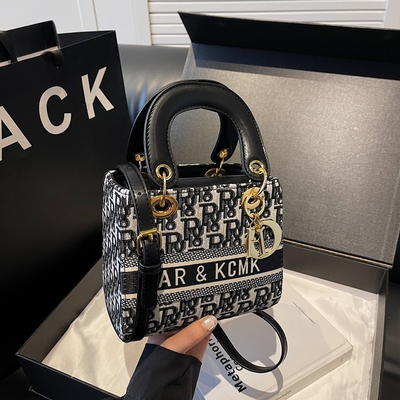 Ženska crossbody torbica s premium teksturom, kvadratnog oblika, PU koža, model 2025