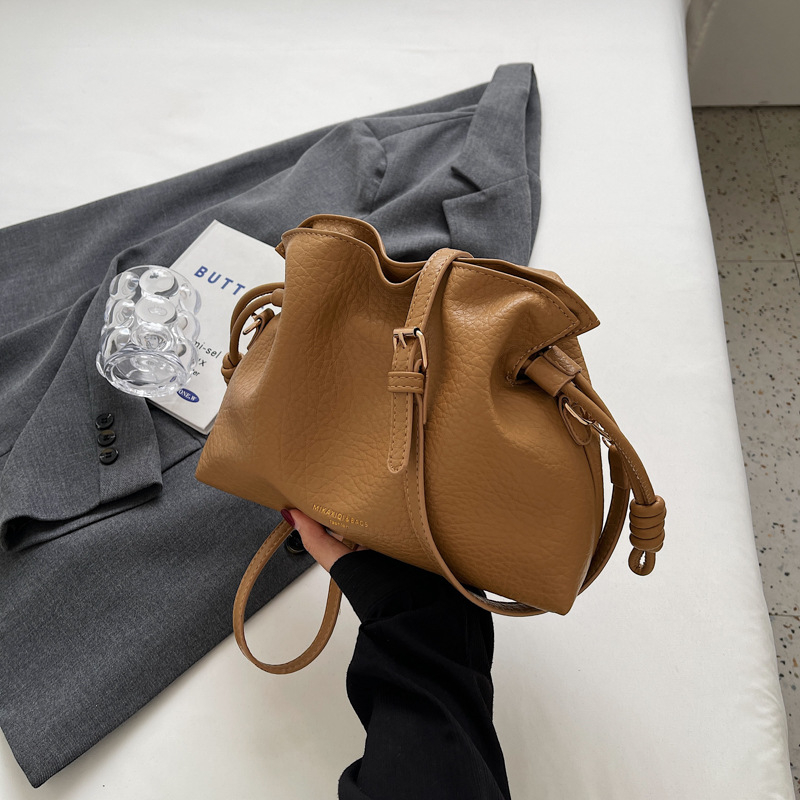 Nova retro ženska mala crossbody bucket torba s plisiranom teksturom oblaka, nišna kvaliteta za jesen-zimu