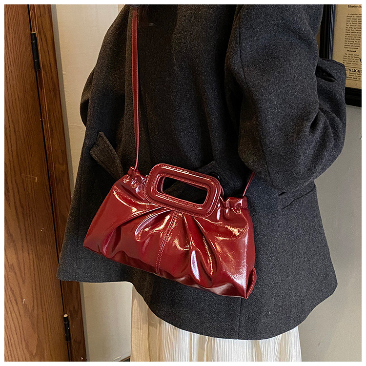 Ženska torba velikog kapaciteta s plisiranim dizajnom, 2026 moda, jednostavna crossbody torba za jesen-zimu