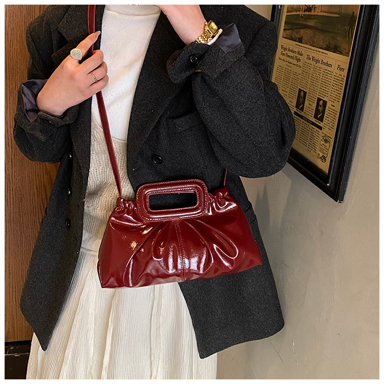 Ženska torba velikog kapaciteta s plisiranim dizajnom, 2026 moda, jednostavna crossbody torba za jesen-zimu