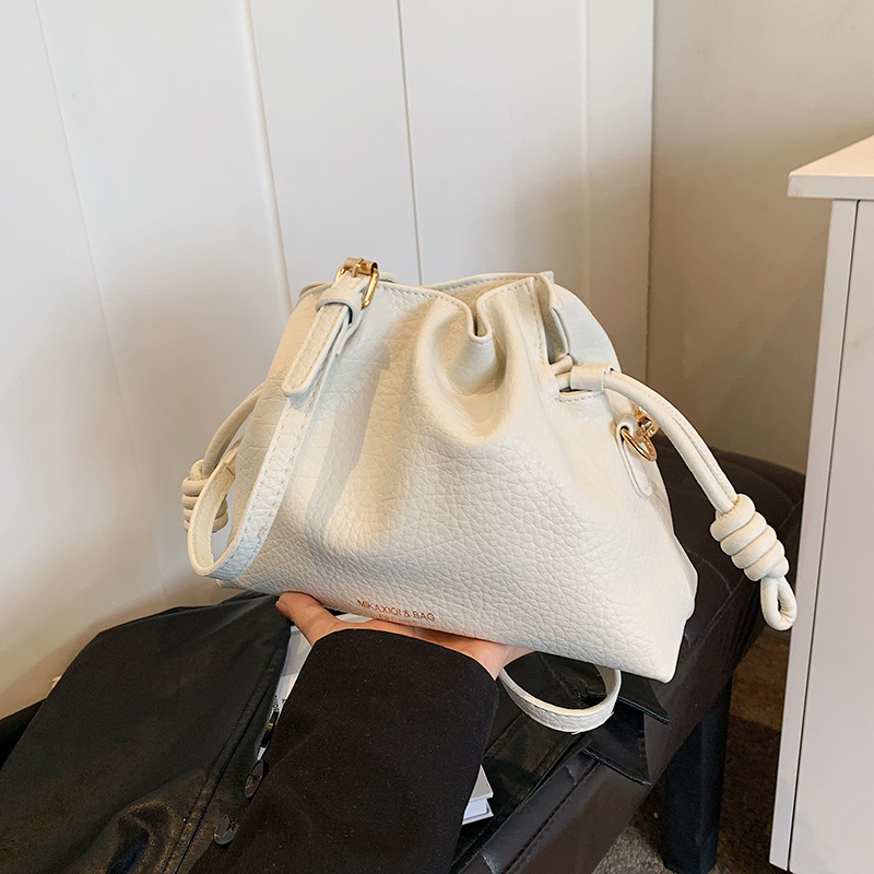 2026 Nova visokokvalitetna torbica s šnalom za žene, svestrana za rame ili crossbody, plisirani dizajn u oblaku
