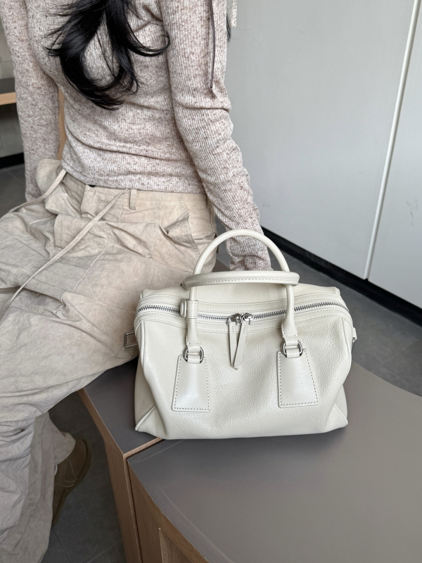 Ženska torba Boston u obliku jastuka od kože prvog sloja s biljnom obradom, novi model 2026, torba za rame/crossbody