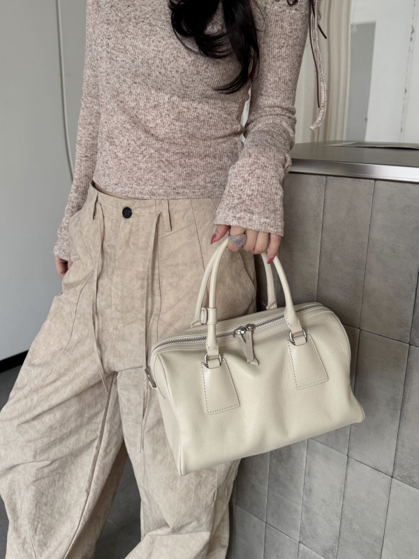 Ženska torba Boston u obliku jastuka od kože prvog sloja s biljnom obradom, novi model 2026, torba za rame/crossbody