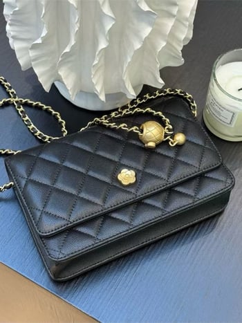 Chanel stil torba s kamelijom, od ovčje i teleće kože, dijamantno štepana, s lancem i preklopom, mala kvadratna crossbody torba