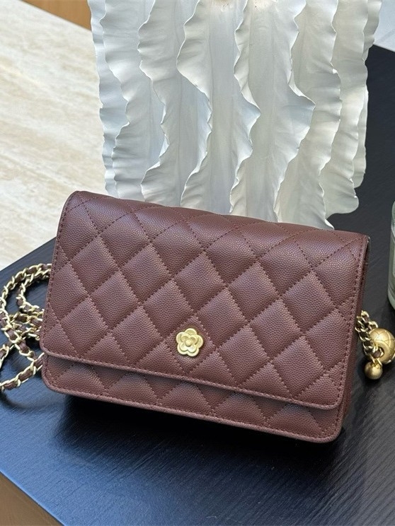 Chanel stil torba s kamelijom, od ovčje i teleće kože, dijamantno štepana, s lancem i preklopom, mala kvadratna crossbody torba