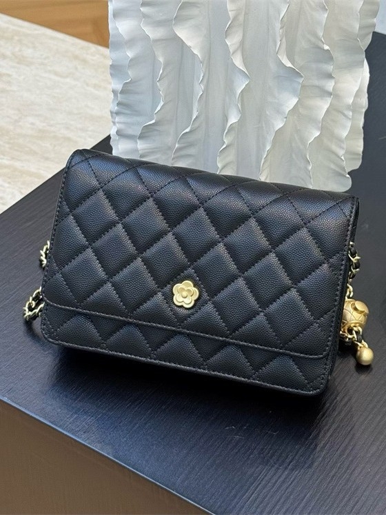 Chanel stil torba s kamelijom, od ovčje i teleće kože, dijamantno štepana, s lancem i preklopom, mala kvadratna crossbody torba