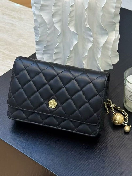 Chanel stil torba s kamelijom, od ovčje i teleće kože, dijamantno štepana, s lancem i preklopom, mala kvadratna crossbody torba