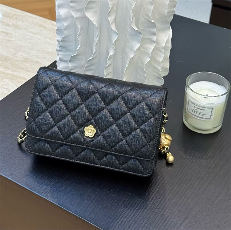 Chanel stil torba s kamelijom, od ovčje i teleće kože, dijamantno štepana, s lancem i preklopom, mala kvadratna crossbody torba