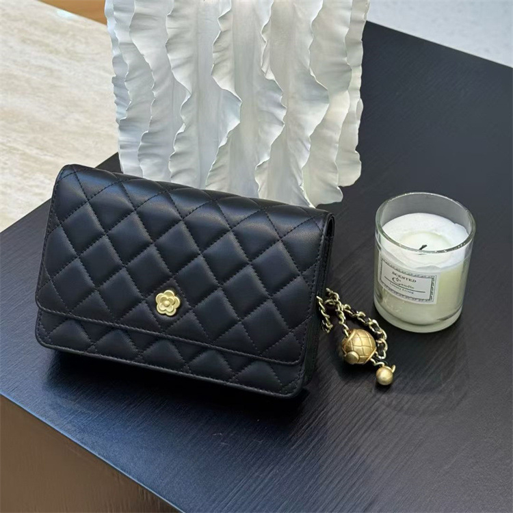Chanel stil torba s kamelijom, od ovčje i teleće kože, dijamantno štepana, s lancem i preklopom, mala kvadratna crossbody torba