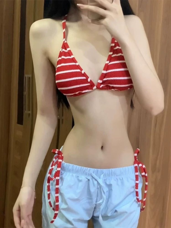 Prugasti dvodijelni bikini s opuštenim šorcima za žene