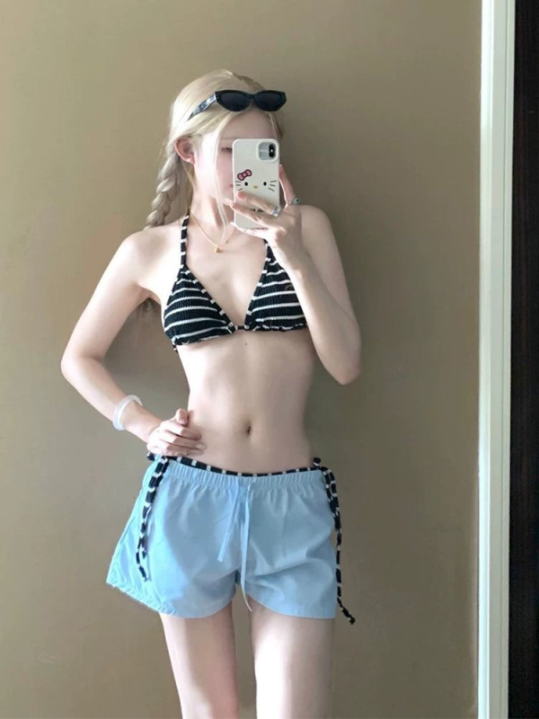 Prugasti dvodijelni bikini s opuštenim šorcima za žene