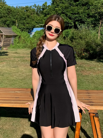 Plus-size ženski kupaći kostim s suknjicom, dvodijelni, s podstavljenim gornjim dijelom i pokrivenošću trbuha, konzervativan dizajn