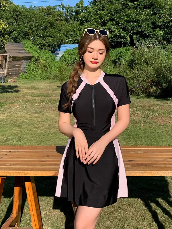 Plus-size ženski kupaći kostim s suknjicom, dvodijelni, s podstavljenim gornjim dijelom i pokrivenošću trbuha, konzervativan dizajn