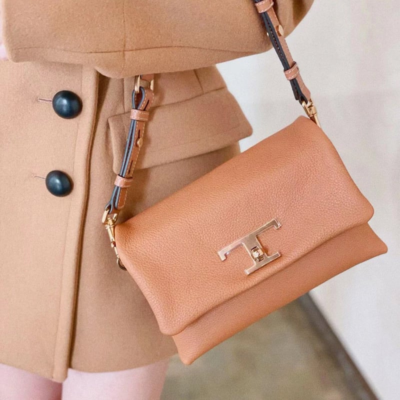 Ženska kožna torbica, mala kvadratnog oblika, velika T kopča, crossbody
