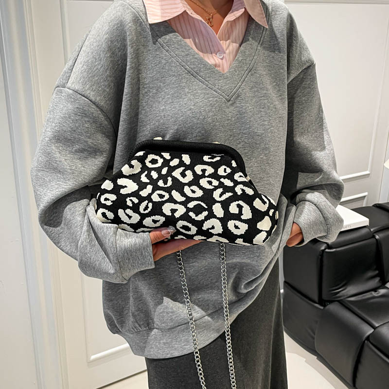 Ženska torba s dizajnom oblaka, crossbody torba s lancem — minimalistička i svestrana, 2026