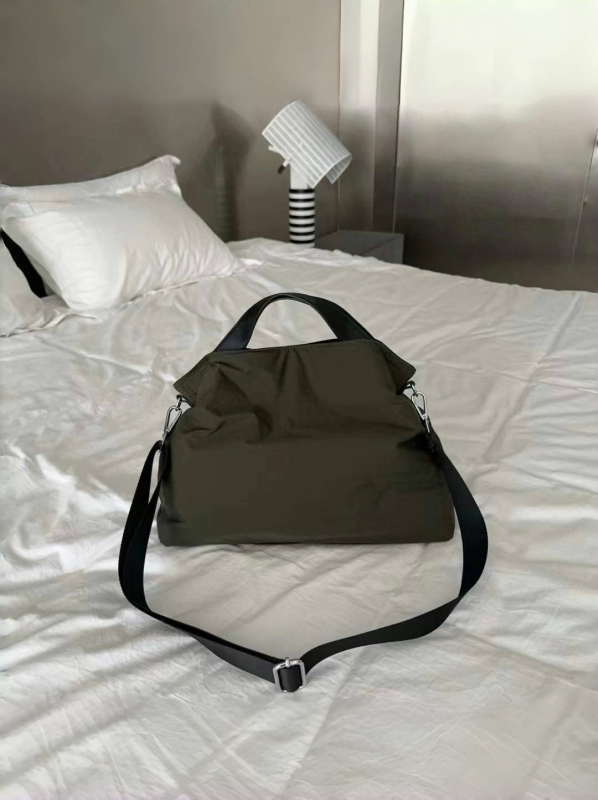 Korejskog stila premium najlon torba za rame s punjenjem od perja i prešivanjem koje izgleda kao oblaci, casual i svestrana za žene