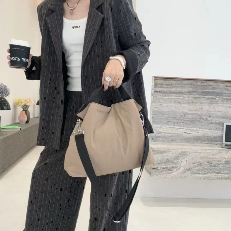 Korejskog stila premium najlon torba za rame s punjenjem od perja i prešivanjem koje izgleda kao oblaci, casual i svestrana za žene