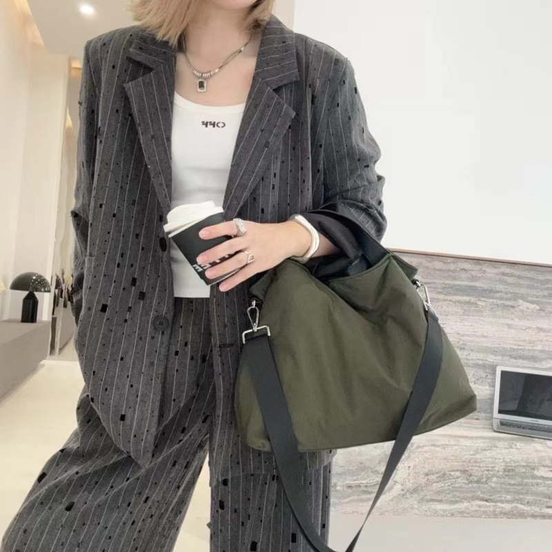 Korejskog stila premium najlon torba za rame s punjenjem od perja i prešivanjem koje izgleda kao oblaci, casual i svestrana za žene