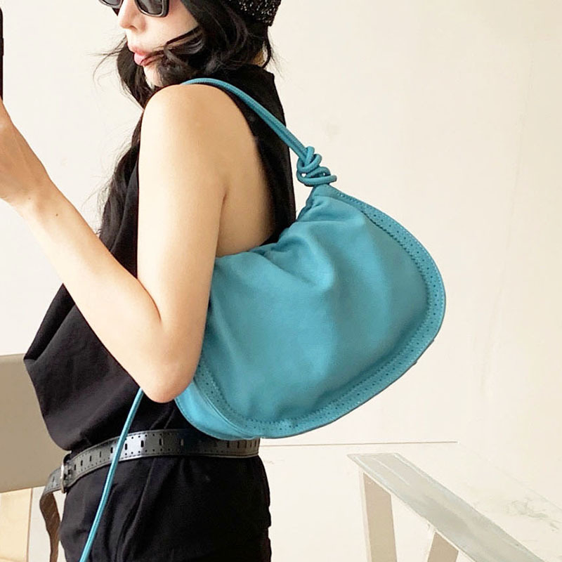 Ženska torbica od prave ovčje kože, oblik oblaka, s mogućnošću nošenja u ruci, na ramenu ili kao crossbody, plisirana traka, srednje veličine za svakodnevnu uporabu