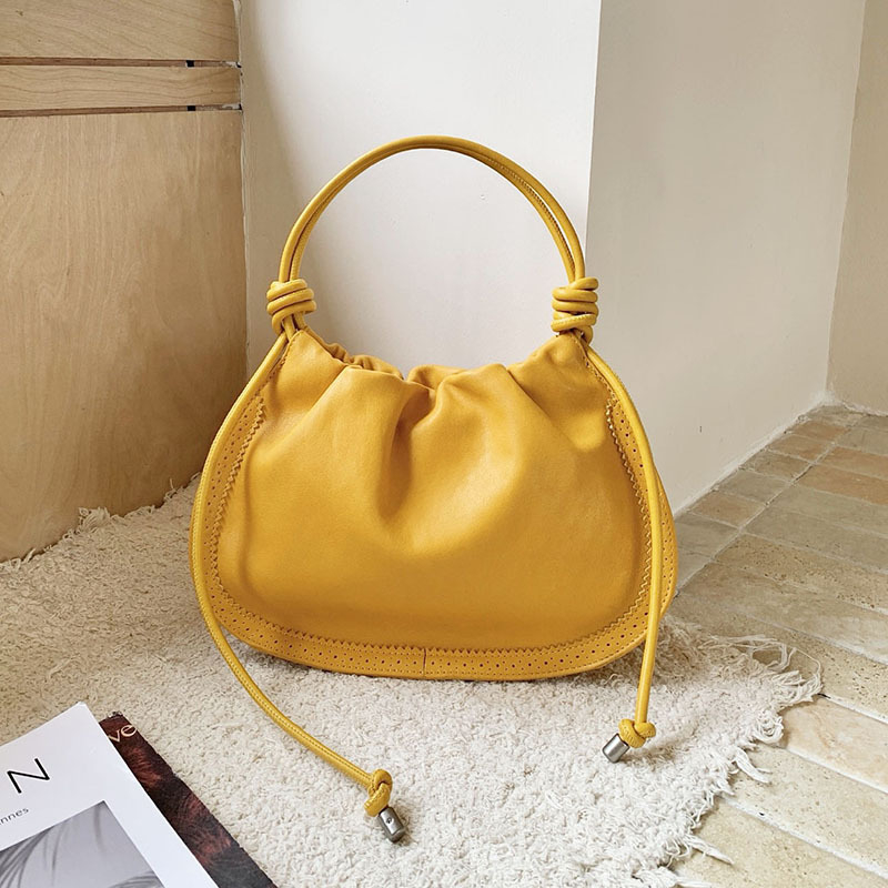 Ženska torbica od prave ovčje kože, oblik oblaka, s mogućnošću nošenja u ruci, na ramenu ili kao crossbody, plisirana traka, srednje veličine za svakodnevnu uporabu
