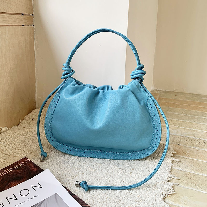 Ženska torbica od prave ovčje kože, oblik oblaka, s mogućnošću nošenja u ruci, na ramenu ili kao crossbody, plisirana traka, srednje veličine za svakodnevnu uporabu