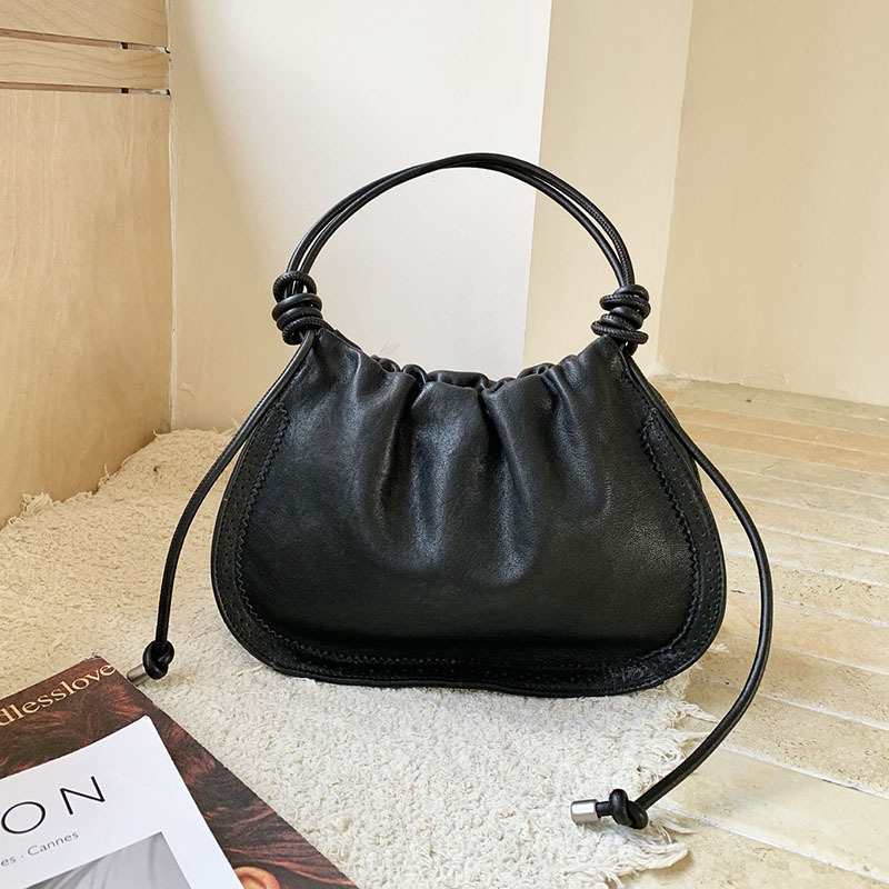 Ženska torbica od prave ovčje kože, oblik oblaka, s mogućnošću nošenja u ruci, na ramenu ili kao crossbody, plisirana traka, srednje veličine za svakodnevnu uporabu
