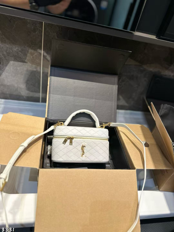 Nova luksuzna višebojna quiltirana torbica-box s lančanim kaišem, box oblik, model 2026, za rame ili preko tijela.