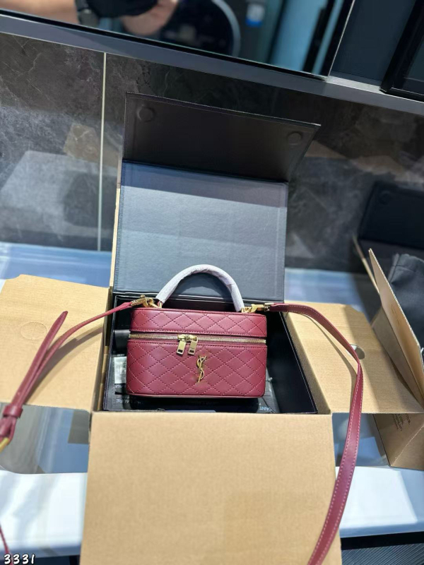 Nova luksuzna višebojna quiltirana torbica-box s lančanim kaišem, box oblik, model 2026, za rame ili preko tijela.