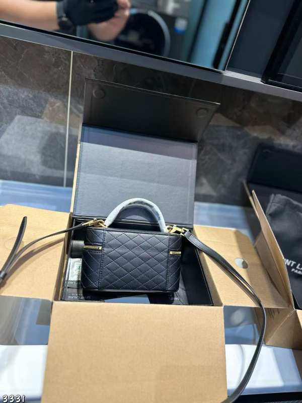 Nova luksuzna višebojna quiltirana torbica-box s lančanim kaišem, box oblik, model 2026, za rame ili preko tijela.