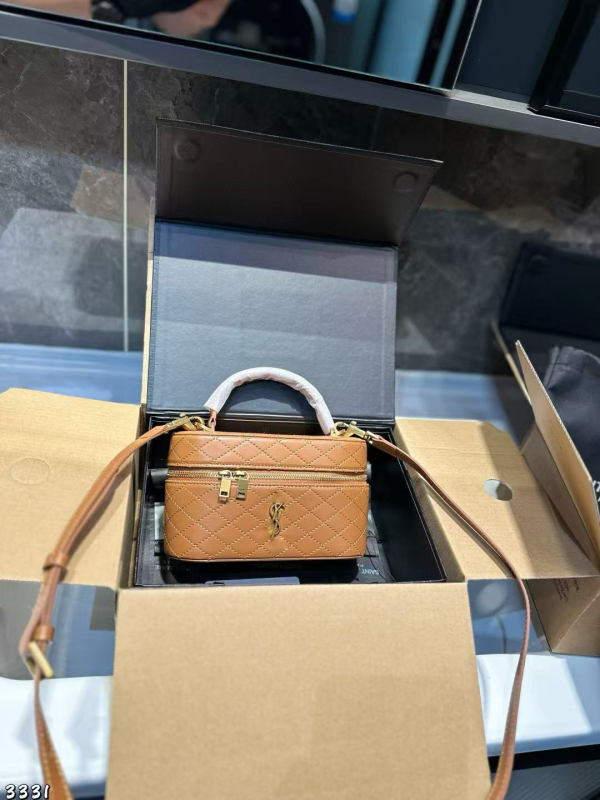 Nova luksuzna višebojna quiltirana torbica-box s lančanim kaišem, box oblik, model 2026, za rame ili preko tijela.