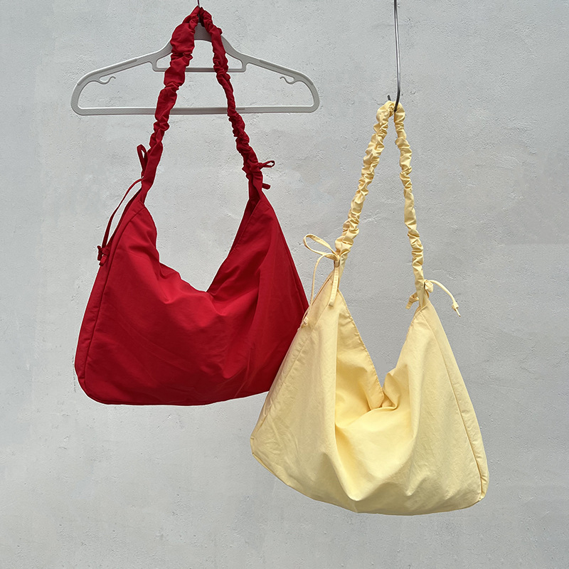 Nylon crossbody torbica u gradskoj minimalističkoj stilu, srednje veličine, horizontalni kvadratni oblik, velika kapaciteta, jedna naramenica, jednobojna, za svakodnevnu upotrebu