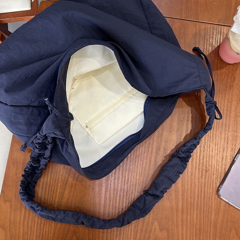 Nylon crossbody torbica u gradskoj minimalističkoj stilu, srednje veličine, horizontalni kvadratni oblik, velika kapaciteta, jedna naramenica, jednobojna, za svakodnevnu upotrebu