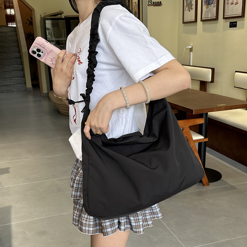 Nylon crossbody torbica u gradskoj minimalističkoj stilu, srednje veličine, horizontalni kvadratni oblik, velika kapaciteta, jedna naramenica, jednobojna, za svakodnevnu upotrebu