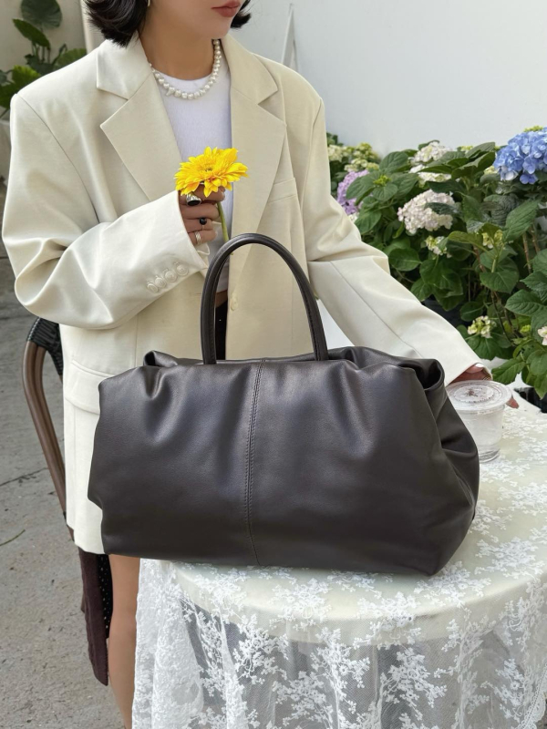 Ženska torbica od kože krave, oblaku oblik, srednje veličine, nišni dizajn, svestrana svakodnevna torba, Zima 2025