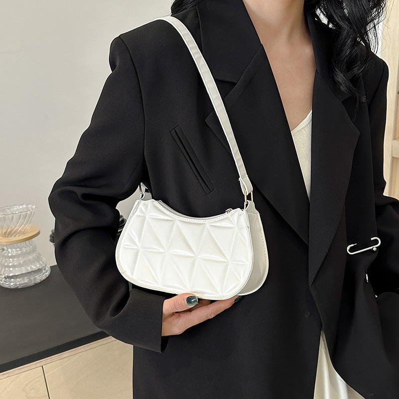 Ženska torbica preko ramena s rombo quilt uzorkom, minimalistički stil, remen s jednim dijelom, dojam visoke kakvoće