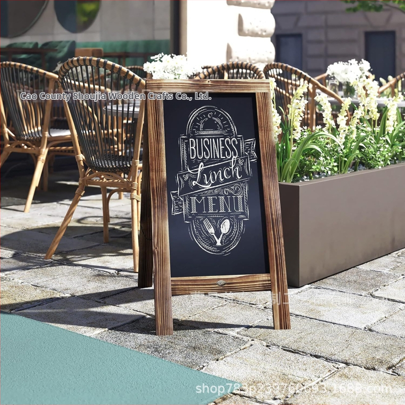 Drevená malá tabuľa na reklamu a menu, tabuľka pre správy pre kaviareň, prezentačný stojan